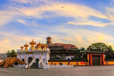 الموقع السياحي لمعبد دونغلين في شانغهاي