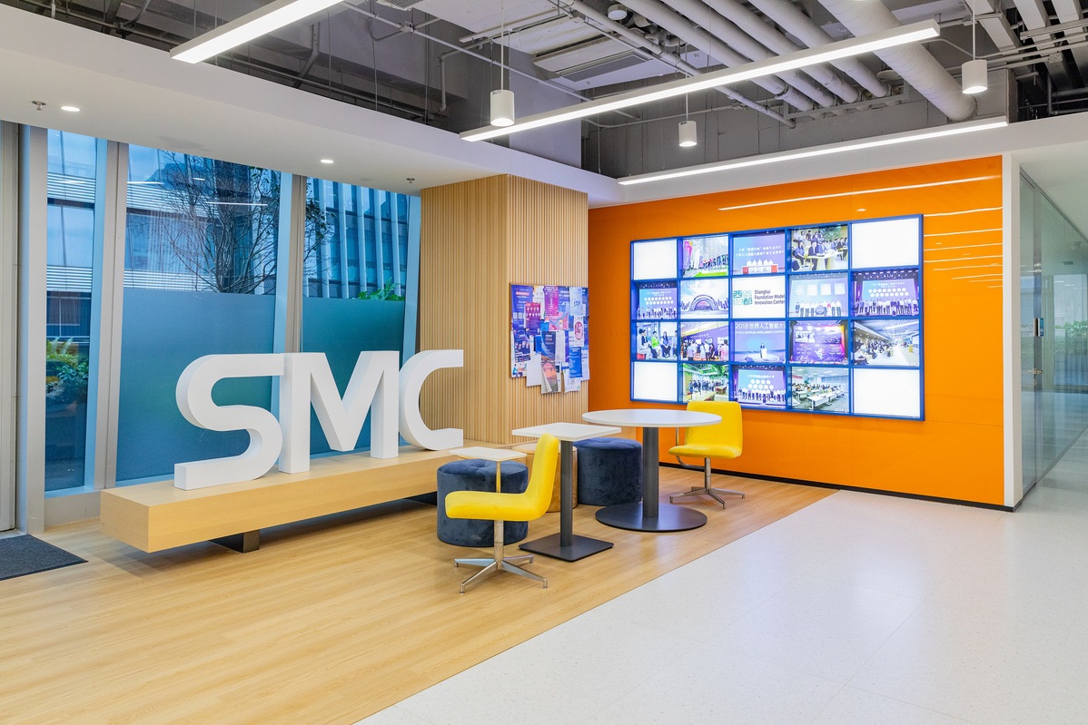 مركز شانغهاي لنماذج الذكاء الاصطناعي التأسيسية: لمحة عن حاضنة عالمية المستوى للذكاء الاصطناعي