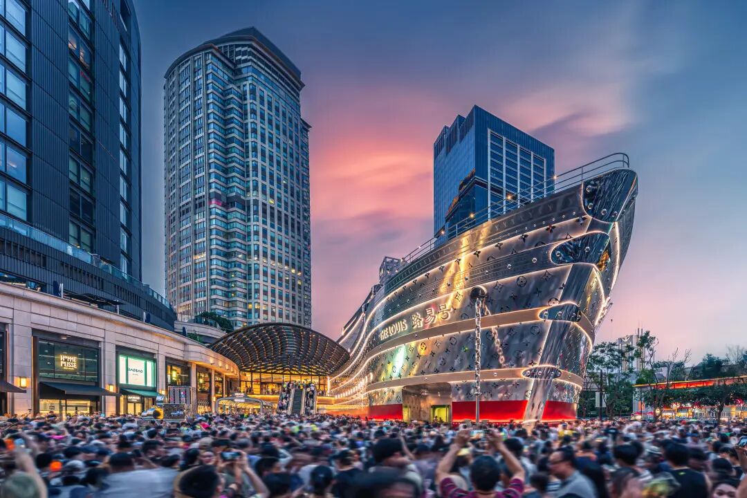 ذا لويس يجذب المتسوقين من أنحاء العالم