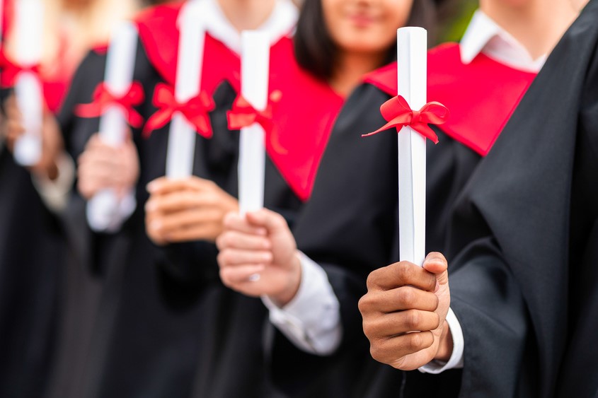 دليل التقديم للحصول على تصريح عمل للأجانب الفئة C لخريجي الجامعات الأجانب