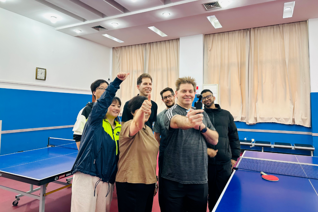 أصدقاء من مختلف الدول يستكشفون سحر كرة الطاولة الصينية في شانغهاي