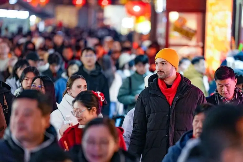 يستمتع الزوار الدوليون بـ 