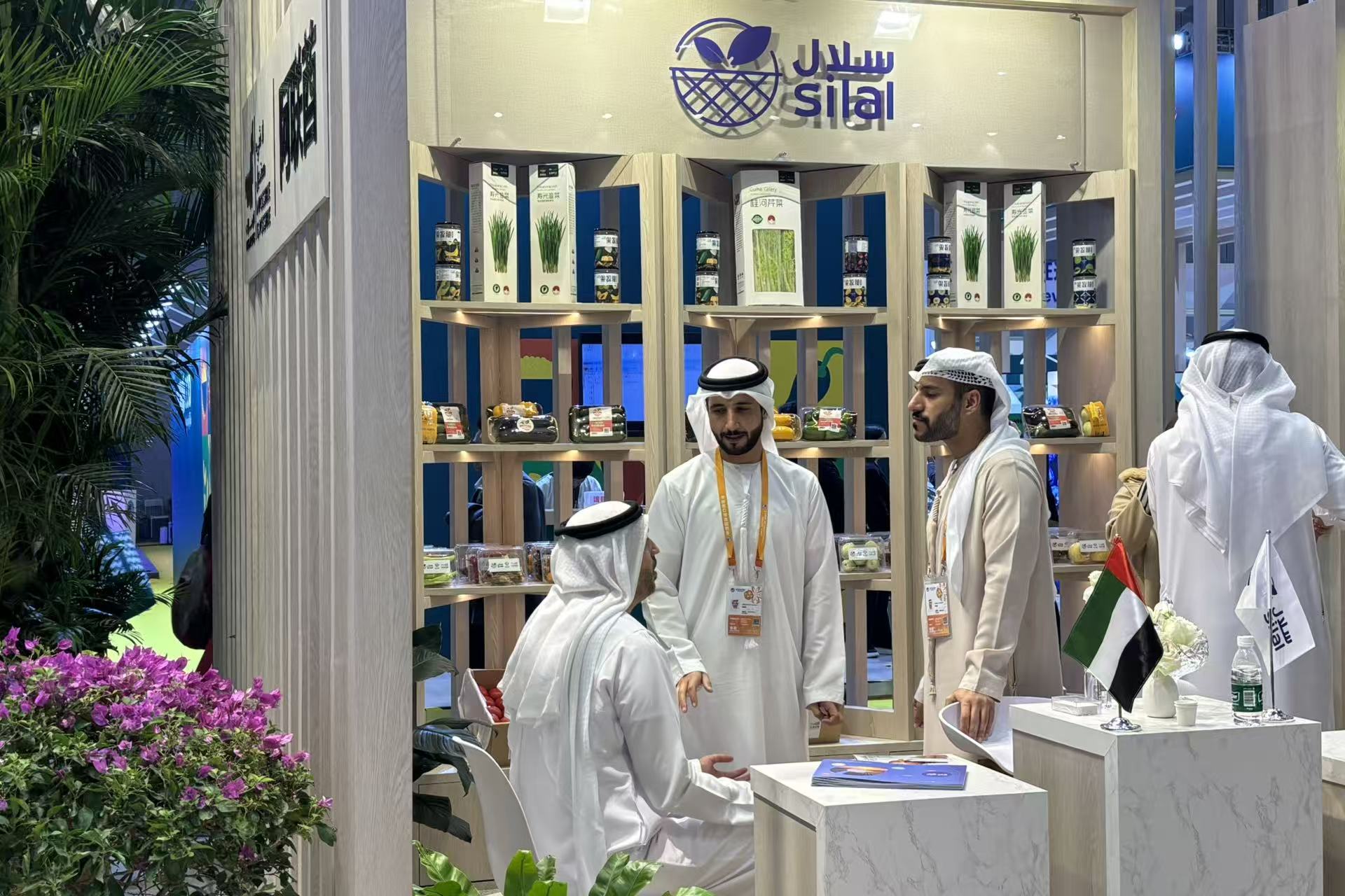 متطوعون محترفون يبنون جسور التعاون في معرض الصين الدولي للاستيراد